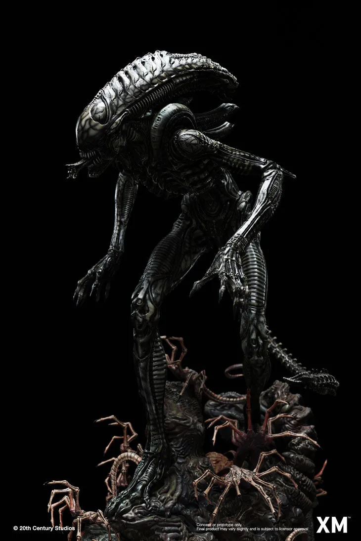 Alien Hive Warrior - Black Variant - 1/3 Scale Premium Statue