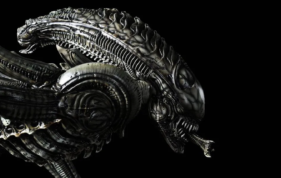 Alien Hive Warrior - Black Variant - 1/3 Scale Premium Statue